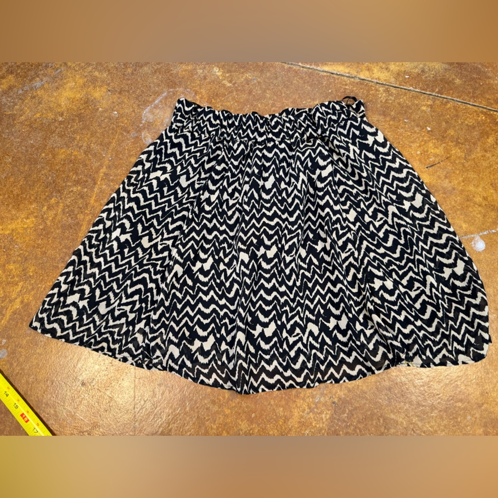 Angie abstract chevron a line flirty mini skirt size medium